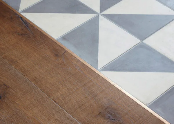 Associer parquet bambou et carrelage